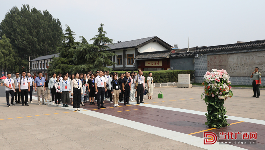 學(xué)員向八路軍一二九師前輩們敬獻(xiàn)花籃，向革命先輩們致敬。記者張友豪攝_副本