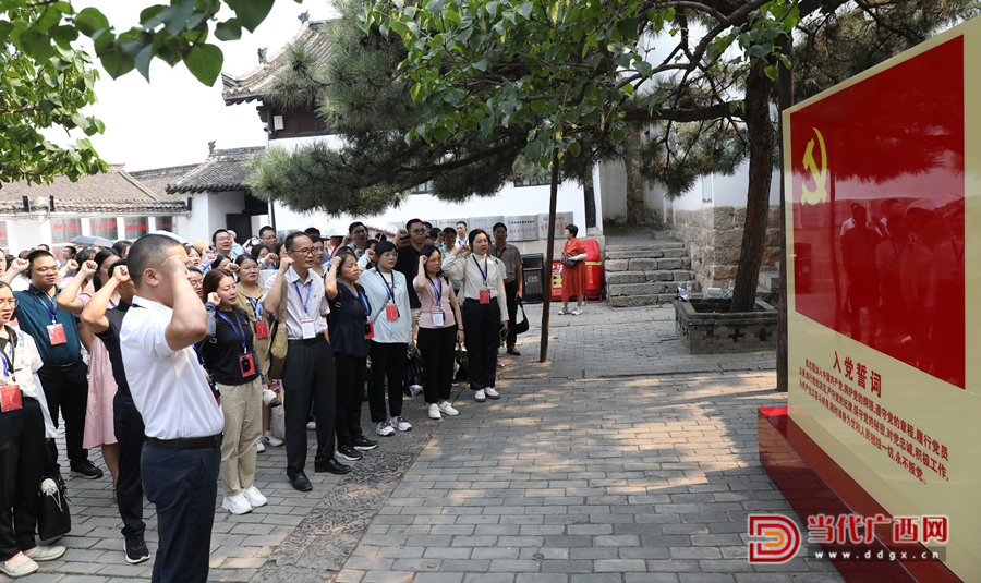 學(xué)員重溫入黨誓詞。記者張友豪攝_副本