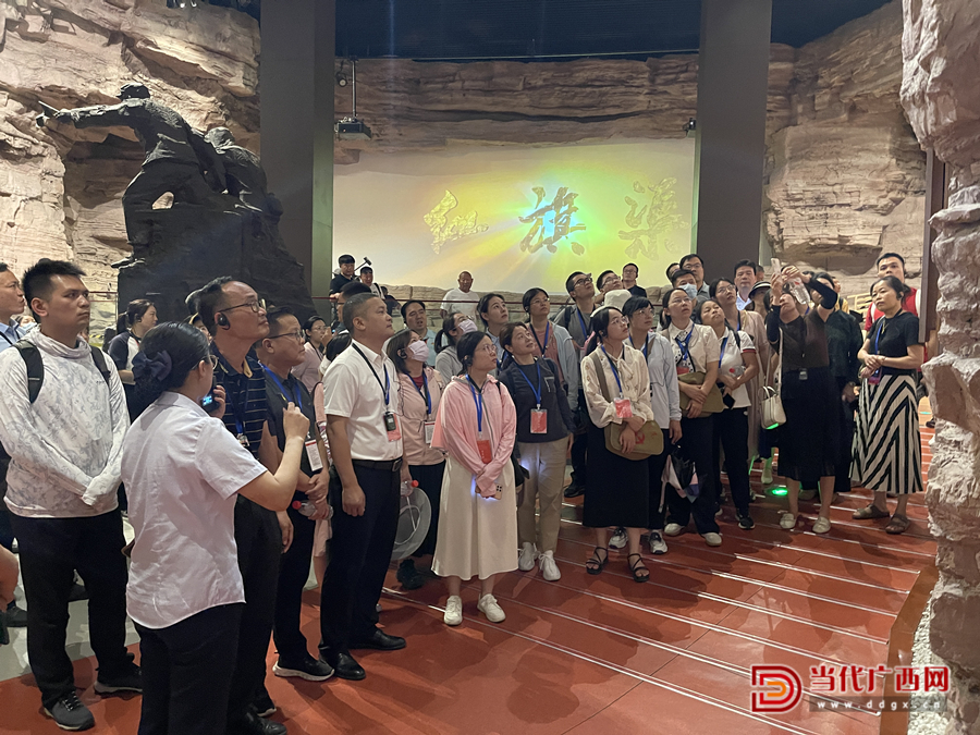 學(xué)員走進(jìn)紅旗渠紀(jì)念館，了解紅旗渠的修建歷程，學(xué)習(xí)感悟紅旗渠精神。記者張友豪攝_副本